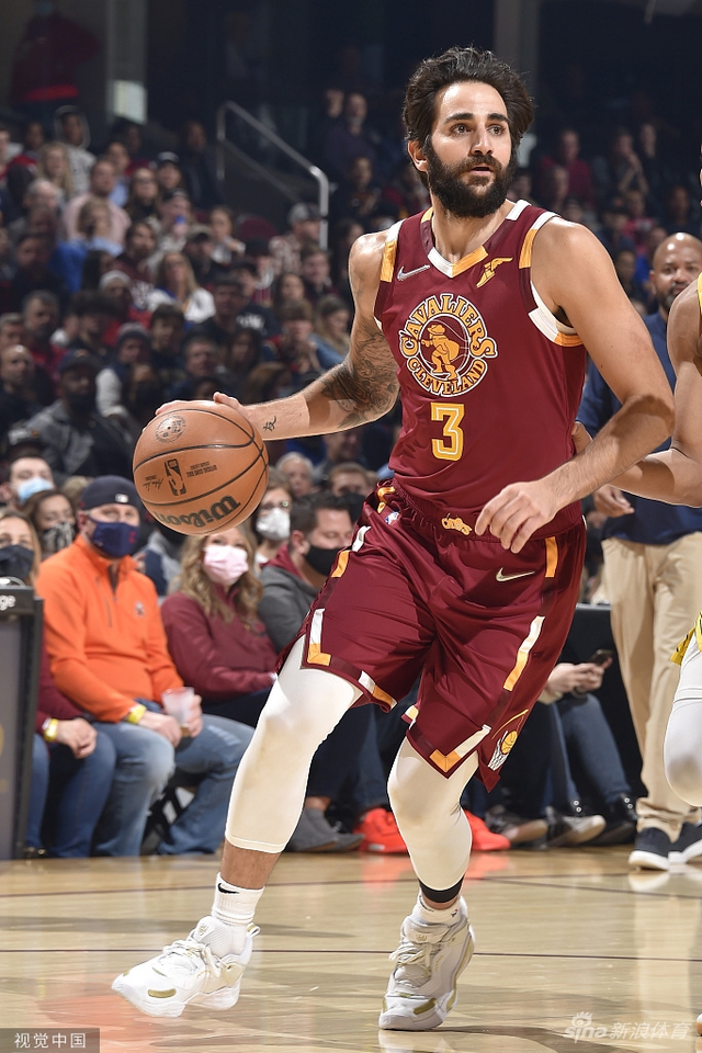 三人利用各 三人利用各